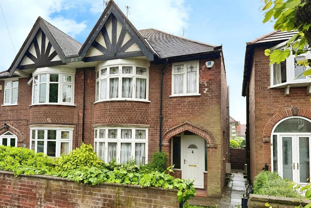 Cyprus Avenue, Beeston, Nottingham... 3 bed semidetached house for