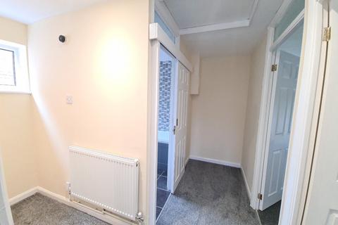 2 bedroom maisonette to rent, Cookfield Close, Dunstable, LU6
