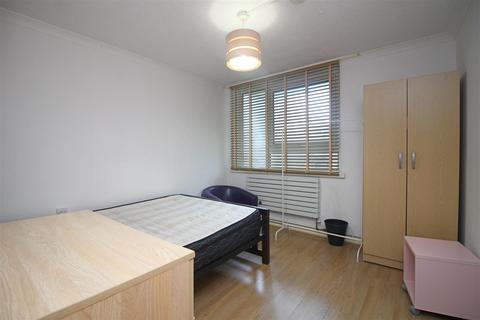 4 bedroom flat to rent, Brion Place, London