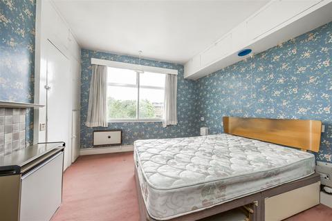 24 Worton Gardens, Isleworth, TW7 4BB