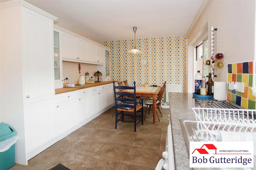 Fitted kitchen/dining room