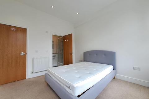 3 bedroom flat to rent, High Street, Epsom