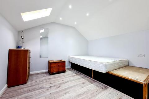 3 bedroom flat to rent, Palamos Road, London