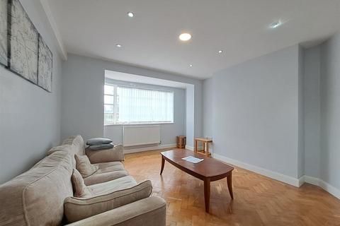 3 bedroom flat to rent, Oman Avenue, London