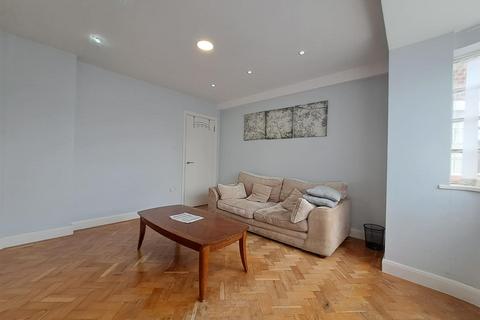 3 bedroom flat to rent, Oman Avenue, London