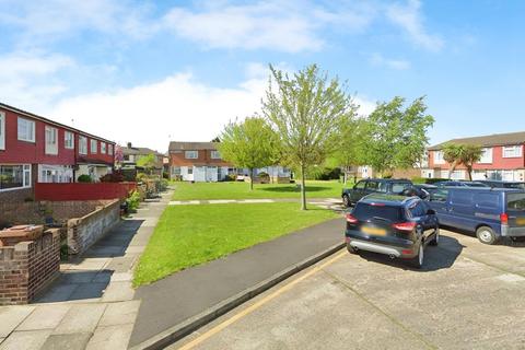 3 bedroom end of terrace house to rent, Bennett Close Welling DA16