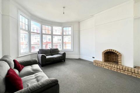 2 bedroom apartment to rent, Westcliff on Sea SS0