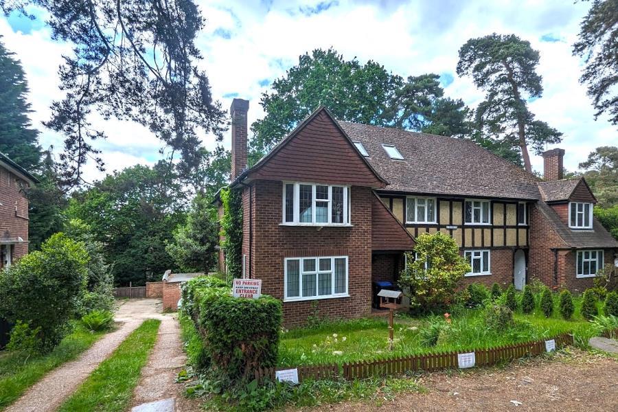 The Ridge, Woking GU22 3 bed apartment to rent £1,850 pcm (£427 pw)
