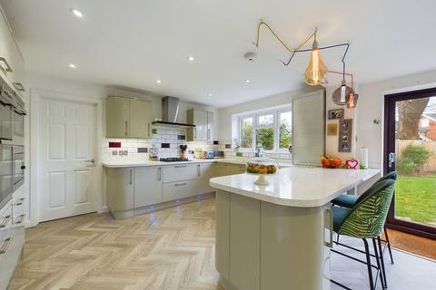 4 bedroom detached house for sale, Comptons Lane, Horsham RH13