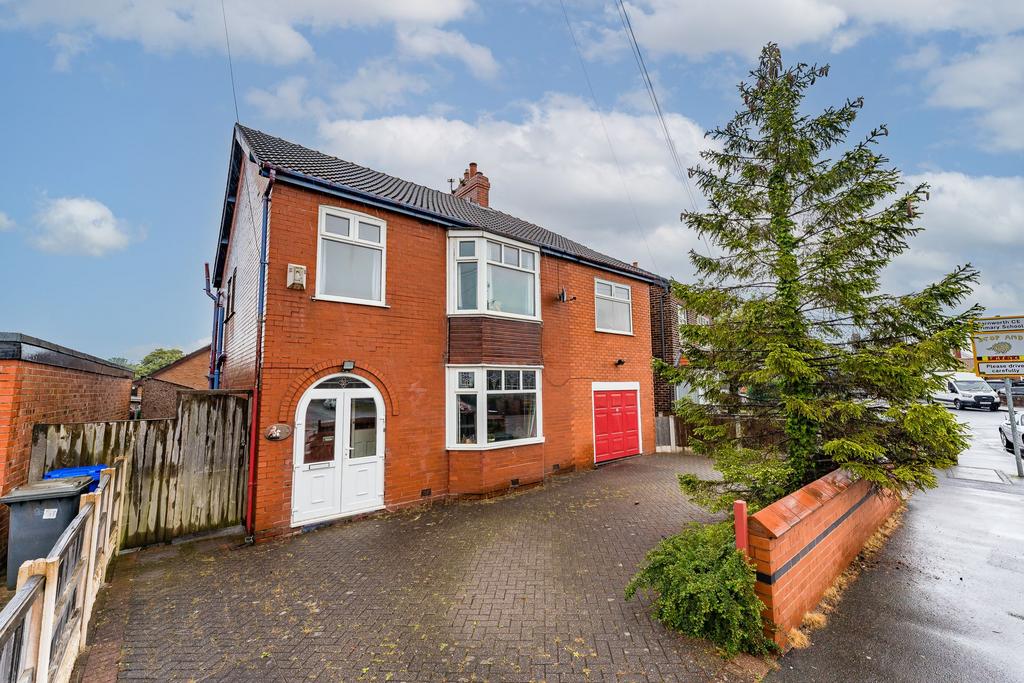 Widnes, Widnes WA8 4 bed detached house for sale £400,000