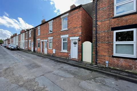2 bedroom end of terrace house to rent, Railway Road, Newbury RG14