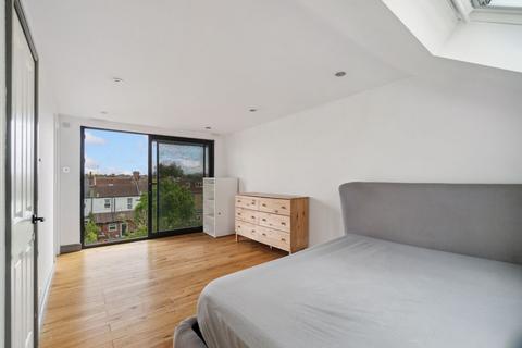3 bedroom terraced house to rent, Torridon Road, London