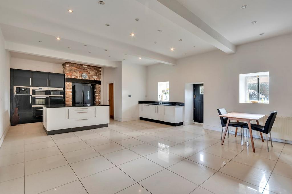 Connah's Quay Road, Mold CH7 3 bed terraced house for sale £245,000