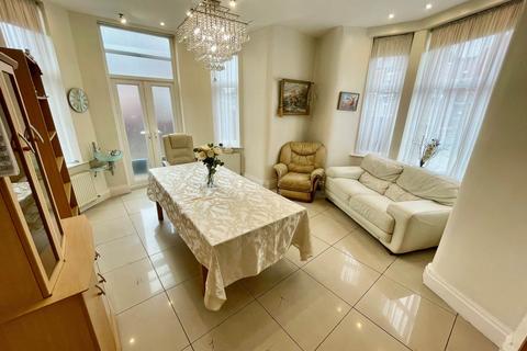 4 bedroom end of terrace house for sale, Leicester Road, Salford