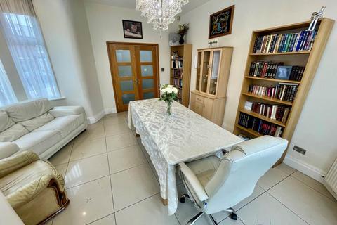4 bedroom end of terrace house for sale, Leicester Road, Salford