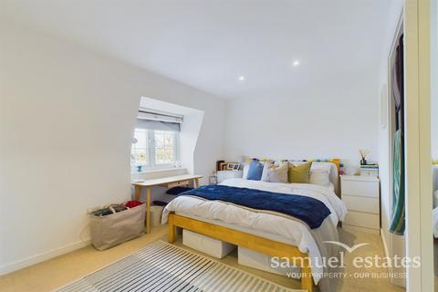 2 bedroom flat to rent, The Avenue, Worcester Park, KT4