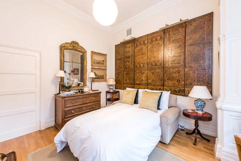 Studio to rent, Egerton Gardens, Knightsbridge, London, SW3