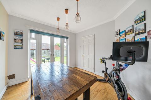 6 Grange Close, Guildford, GU2 9QJ
