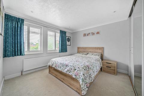 6 Grange Close, Guildford, GU2 9QJ