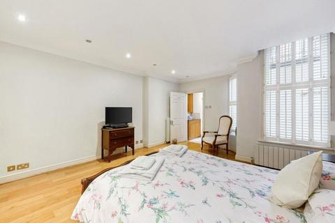 3 bedroom flat to rent, Collingham Gardens, Earls Court, London, SW5