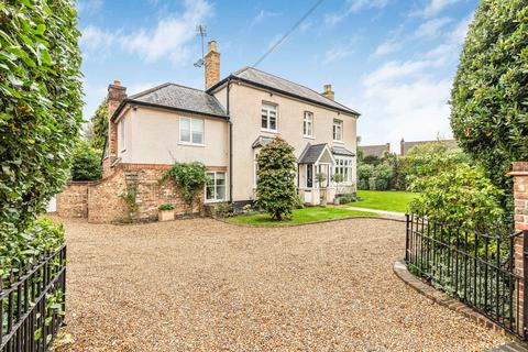 15 Buckingham Road, Hampton, TW12 3JA