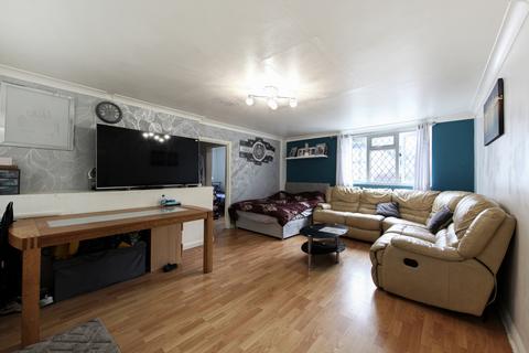 2 bedroom flat for sale, 39, Cherry Tree Court, IG9