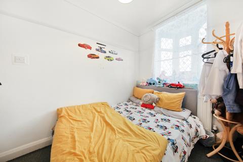 2 bedroom flat for sale, 39, Cherry Tree Court, IG9
