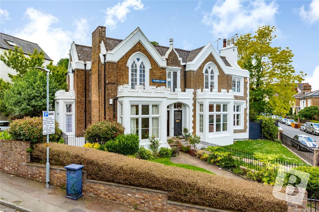Clarence Place, Gravesend, Kent, DA12 2 bed apartment for sale £230,000