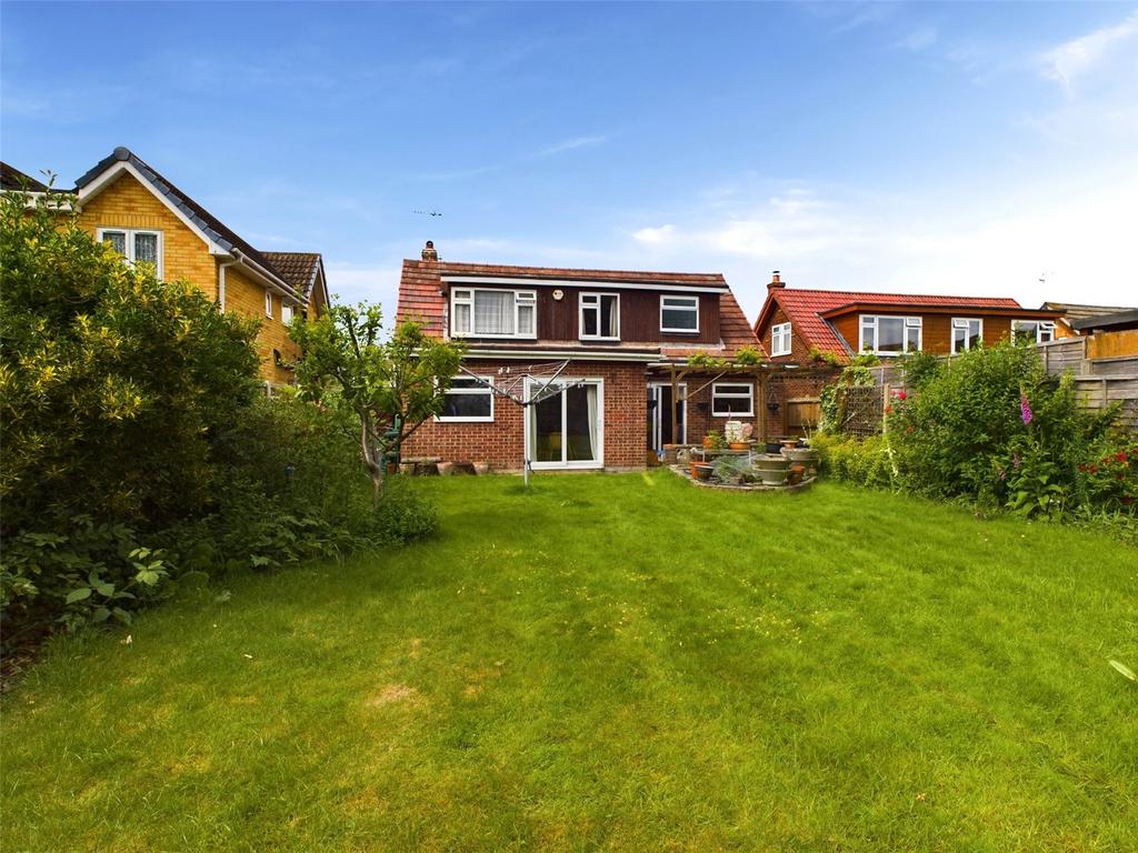 Worthing Road, Laindon, Essex, SS15 4 bed detached house for sale £