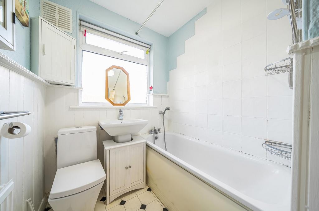 Cray Valley Road Orpington BR5 2 bed to rent £1,500 pcm (£
