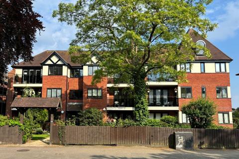 2 bedroom flat for sale, Flat 6 Lords Bushes Court, 700 High Road, Buckhurst Hill, Essex, IG9 5HY