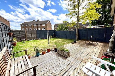 9 Reynolds Avenue, Chessington, KT9 2LQ