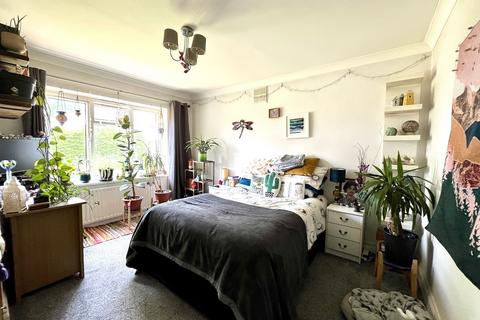 9 Reynolds Avenue, Chessington, KT9 2LQ