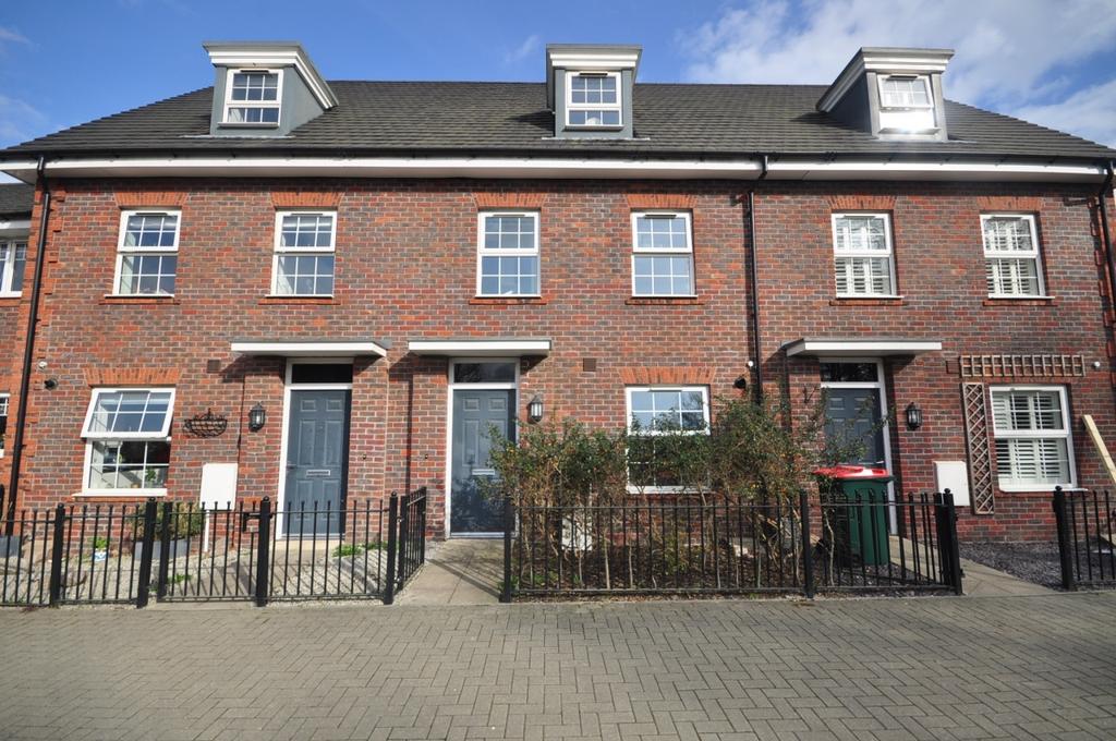 Somerley Drive, Crawley, RH10 3 bed terraced house to rent £1,800 pcm
