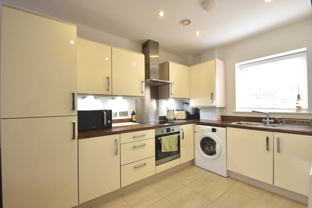 Strawberry Fields, Addlestone, KT15 1 bed to rent £1,250 pcm (£288 pw)