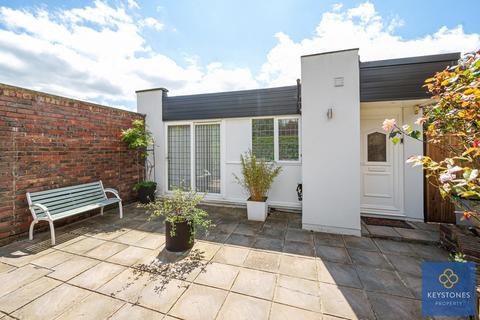 4 bedroom semi-detached bungalow for sale, Cromwells Mere, ROMFORD, RM1