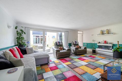 8 Cromwells Mere, Romford, RM1 4HU