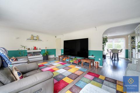 8 Cromwells Mere, Romford, RM1 4HU