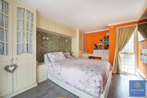 8 Cromwells Mere, Romford, RM1 4HU