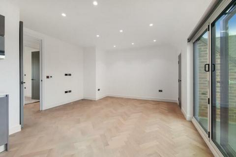 2 bedroom penthouse to rent, Oak Avenue, Enfield EN2