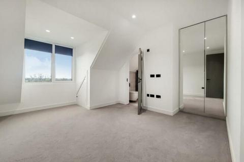 2 bedroom penthouse to rent, Oak Avenue, Enfield EN2