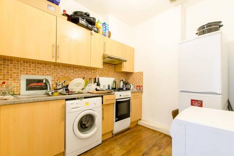 3 bedroom flat to rent, Brixton Road, Oval, London, SW9