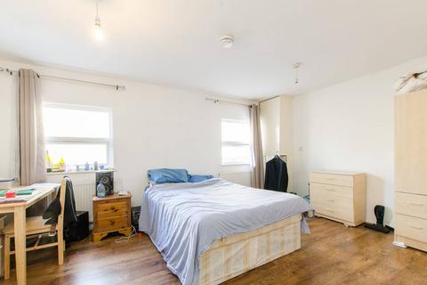 3 bedroom flat to rent, Brixton Road, Oval, London, SW9