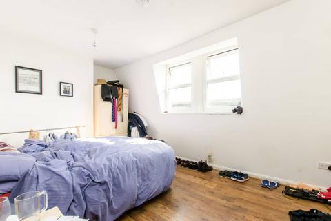 3 bedroom flat to rent, Brixton Road, Oval, London, SW9