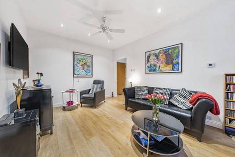 2 bedroom flat for sale, Metro Central Heights, Elephant and Castle, London, SE1