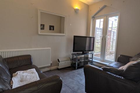 1 bedroom semi-detached house to rent, Peterborough Avenue, High Wycombe, HP13