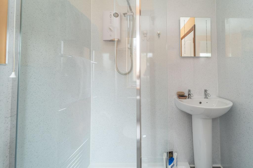 En-Suite Shower Room (Photo 2)