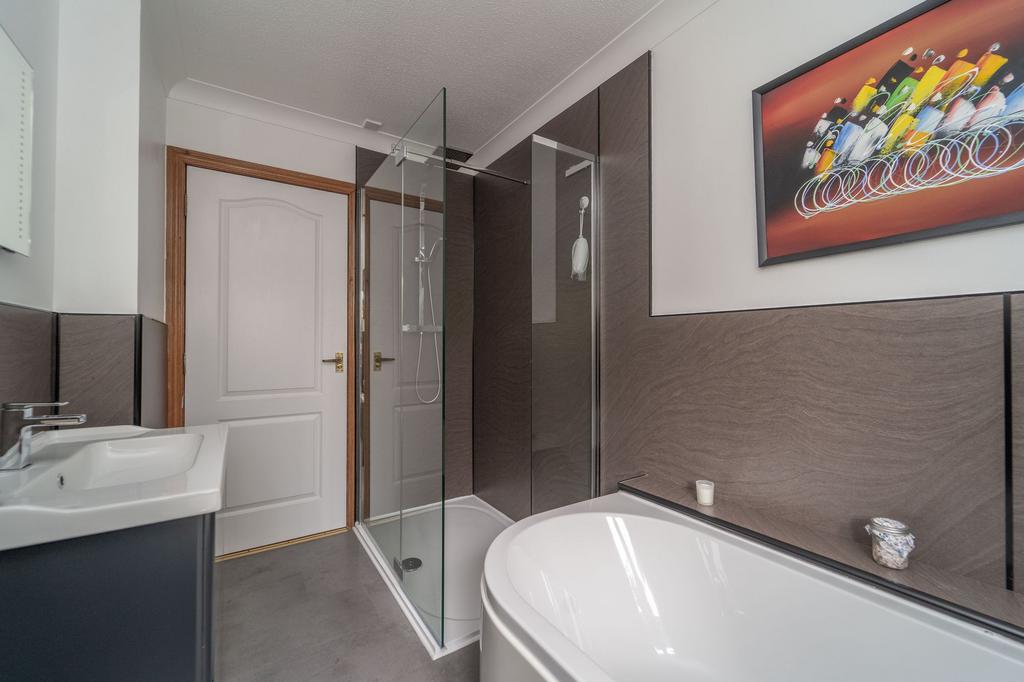 Family Bathroom (Photo 2)