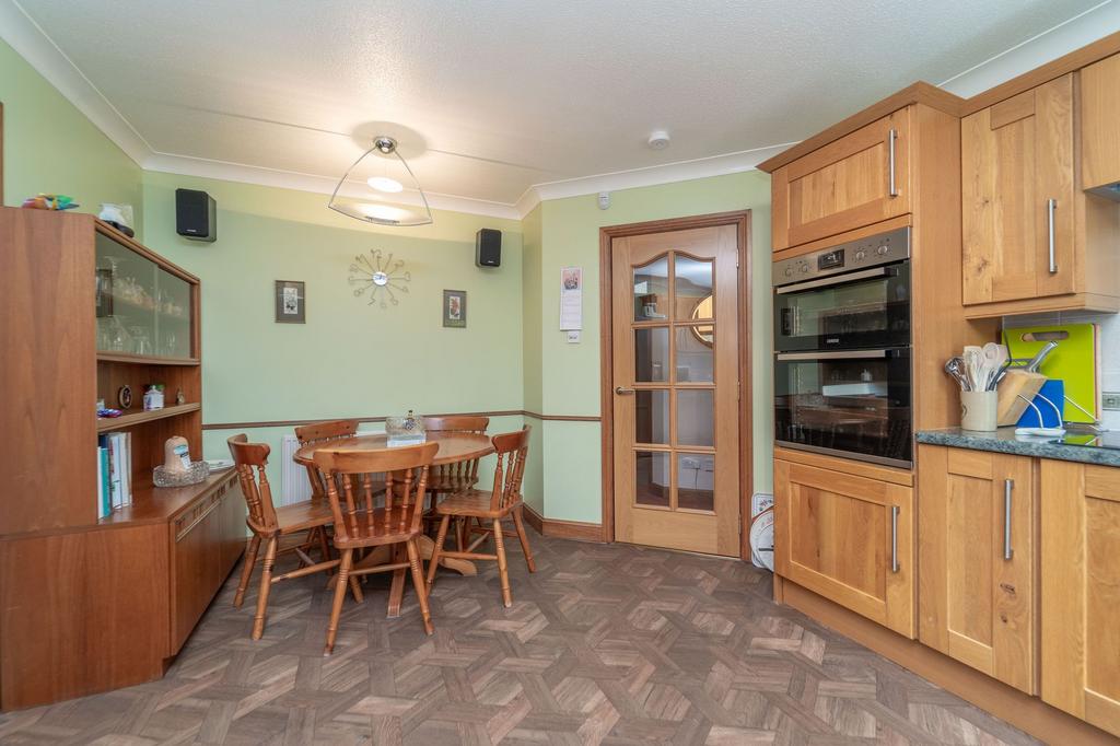 Kitchen (Photo 2)