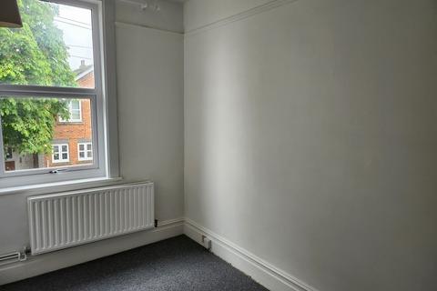 3 bedroom flat to rent, Albany Road, Rochester ME1